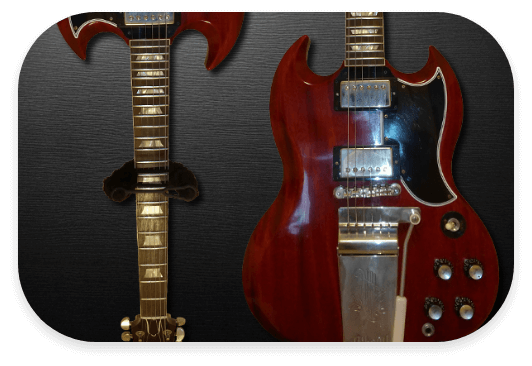 壁に掛けられたギター