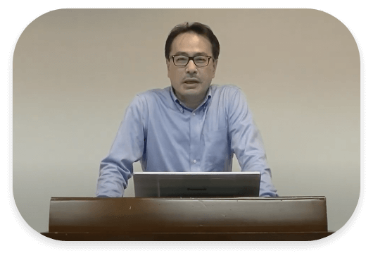 丸茂社会保険労務士が登壇して話している様子